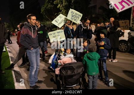 Manifestation contre les restrictions du virus Corona, les vaccins pour enfants et la législation sur le « Green badge/Pass » à Raánana, en Israël, le 1 janvier 2022.La manifestation a commencé près de la résidence du Premier ministre Bennett à Raanana, et a défilé vers un centre commercial dans la ville de Kfar Saba tout en bloquant les rues principales et les intersections.La semaine dernière, de nouvelles restrictions ont été imposées par le gouvernement israélien, empêchant les citoyens sans passeport vert d'entrer dans les magasins des centres commerciaux, à part pour les services essentiels, comme la nourriture et les pharmacies.(Photo de Matan Golan/Sipa USA) Banque D'Images