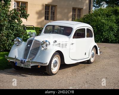 Palavsky Oldtimer, le spectacle de rallye d'époque dans le jardin du château de Lednice, en Tchéquie.28th août 2021.Les voitures historiques ouvrent la concurrence. Banque D'Images