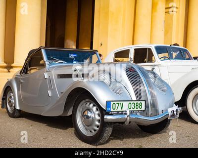 Palavsky Oldtimer, le spectacle de rallye d'époque dans le jardin du château de Lednice, en Tchéquie.28th août 2021.Les voitures historiques ouvrent la concurrence. Banque D'Images