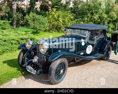 Palavsky Oldtimer, le spectacle de rallye d'époque dans le jardin du château de Lednice, en Tchéquie.28th août 2021.Les voitures historiques ouvrent la concurrence. Banque D'Images