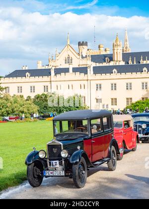 Palavsky Oldtimer, le spectacle de rallye d'époque dans le jardin du château de Lednice, en Tchéquie.28th août 2021.Les voitures historiques ouvrent la concurrence. Banque D'Images