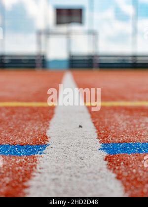 But pour le football à cinq dans l'arène de sports en plein air.Stade public et terrain d'athlétisme avec terrain Banque D'Images