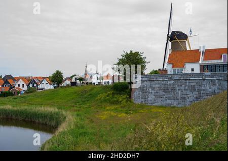 Promenade dans la vieille ville hollandaise Zierikzee avec le vieux moulin à vent, petites maisons et rues, Zeeland, pays-Bas Banque D'Images