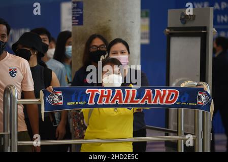 Le club de supporters attend d'accueillir l'équipe nationale de football de Thaïlande à l'aéroport de Suvarnabhumi, province de Samut Prakan, Thaïlande, le 02 janvier 2022, après avoir remporté avec succès le championnat 2020 de la Fédération de football de l'ANASE (coupe Suzuki AFF 2020).(Photo de Teera Noisakran/Pacific Press) Banque D'Images