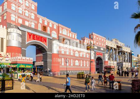 Dubaï, Émirats arabes Unis, 10.01.21.Les pavillons colorés du Yémen et de l'Iran se trouvent dans le parc d'attractions Global Village à Dubaï, où les gens se prominent. Banque D'Images