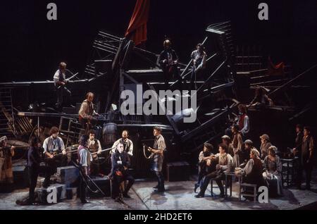 Casting londonien original - révolutionnaires aux barricades avec (assis au centre) Roger Allam (Javert) aux MISERABLES au Barbican Theatre, Londres EC2 08/10/1985 musique: Claude-Michel Schonberg texte: Herbert Kretzmer texte original par Alain Boubil et Jean-Marc NATEL matériel supplémentaire:James Fenton basé sur le roman de Victor Hugo adapté et réalisé par Trevor Nunn & John Caird Set design: John Napier costumes: Andreane Neofitou éclairage: David Hersey une co-production de Royal Shakespeare Company (RSC) et Cameron Mackintosh transférée au Palace Theatre, Londres W1 04/12/1985-2004 Banque D'Images