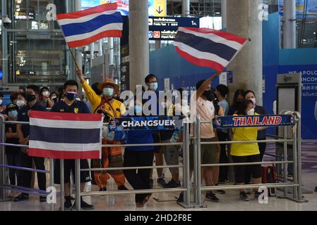 Province de Samut Prakan, Thaïlande.2nd janvier 2022.Le club de supporters attend d'accueillir l'équipe nationale de football de Thaïlande à l'aéroport de Suvarnabhumi, province de Samut Prakan, Thaïlande, le 02 janvier 2022, après avoir remporté avec succès le championnat 2020 de la Fédération de football de l'ANASE (coupe Suzuki AFF 2020).(Credit image: © Teera Noisakran/Pacific Press via ZUMA Press Wire) Banque D'Images