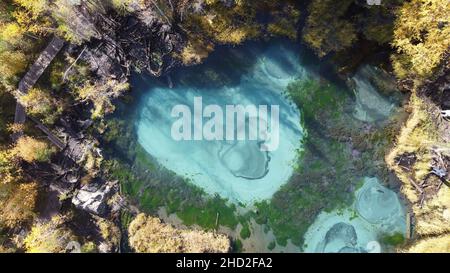 Beau lac sauvage dans les montagnes de l'Altaï, Altaï, Russie Banque D'Images