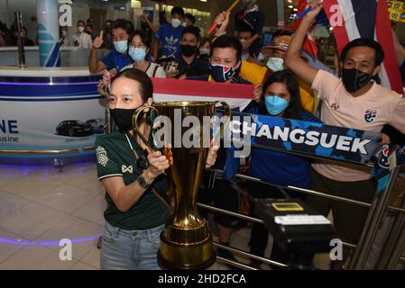 Province de Samut Prakan, Thaïlande.2nd janvier 2022.Nualphan Lamsam, également connue sous le nom de Madame Pang, la directrice de l'équipe nationale thaïlandaise de football (C) salue et remercie les fans de l'équipe nationale thaïlandaise de football. Bienvenue à l'aéroport Suvarnabhumi, province de Samut Prakan, Thaïlande, le 02 janvier 2022, après avoir remporté le championnat 2020 de la Fédération de football de l'ANASE (coupe Suzuki AFF 2020)réussi.(Credit image: © Teera Noisakran/Pacific Press via ZUMA Press Wire) Banque D'Images
