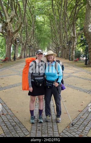 Debbie (r) et Nicole, mère et fille pèlerins des Etats-Unis, posent pour une photo le long de l'Avenida dos Plátanos à Ponte de Lima, Portugal.Le C Banque D'Images