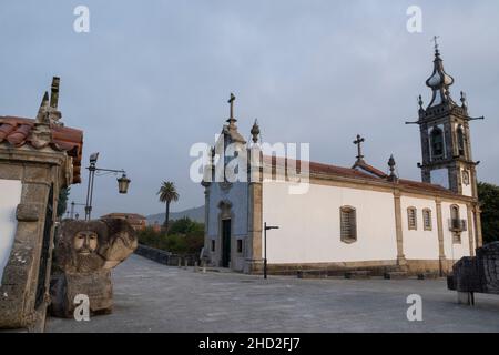 Une sculpture représentant Santiago Peregrino accueille des pèlerins qui quittent le village le long des Camino Portugais à Ponte de Lima, Portugal.Cette route du Banque D'Images