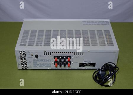 Krasnodar, Russie - 1 novembre 2020 : amplificateur intégré de classe super A. jvc AX-50.Équipement vintage du 80s. Banque D'Images