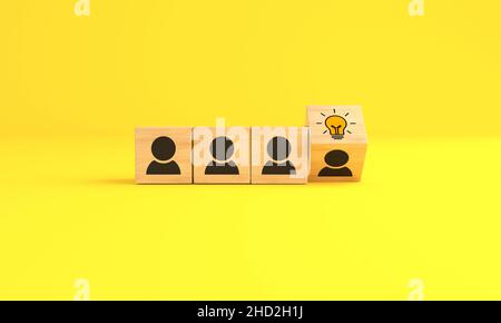 Concept idée créative et innovation.Travaillez en équipe et retournez le chef d'icône pour allumer le symbole de l'ampoule sur fond jaune.3D illustration. Banque D'Images
