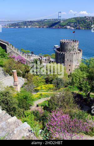 Europe, Turquie.Amphithéâtre et tour Halil Pasha dans le château Rumeli hisarı sur le côté européen d'Istanbul.Pont Fatih Sultan Mehmet. Banque D'Images