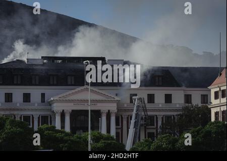 Le Parlement national d'Afrique du Sud couvait après qu'un incendie ait éclaté dans les premières heures du 2 janvier 2022 dans le centre de Cape Town Banque D'Images