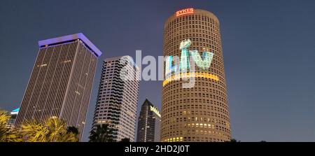 Tampa, Floride États-Unis - 31 janvier 2021 : vue sur les bâtiments du centre-ville de Tampa pour l'expérience nocturne de la NFL Superbowl LV Banque D'Images