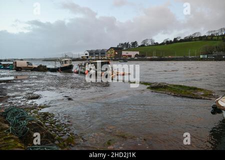 Bantry, West Cork, Irlande.2nd janvier 2022.Alors que la marée haute atteint le quai de Bantry, le parc de stationnement à proximité inonde.Cedit: Karlis Dzjamko/Alamy Live News. Banque D'Images