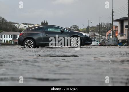 Bantry, West Cork, Irlande.2nd janvier 2022.Alors que la marée haute atteint le quai de Bantry, le parc de stationnement à proximité inonde.Cedit: Karlis Dzjamko/Alamy Live News. Banque D'Images