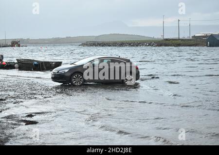 Bantry, West Cork, Irlande.2nd janvier 2022.Alors que la marée haute atteint le quai de Bantry, le parc de stationnement à proximité inonde.Cedit: Karlis Dzjamko/Alamy Live News. Banque D'Images