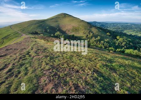 Peu après le lever du soleil en été, en regardant vers le sud à la deuxième colline principale du nord de la gamme de collines de Malvern.Sugarloaf Hill se trouve entre le W Banque D'Images