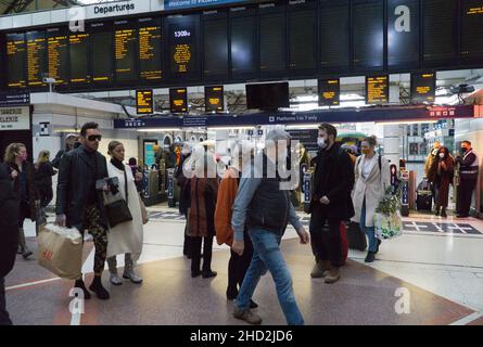 Londres, Royaume-Uni, 2 janvier 2022 : les passagers arrivant à la gare Victoria sont parmi les chanceux qui n'ont pas fait annuler leurs trains en raison de pénuries de personnel causées par la propagation rapide de la variante omicron du coronavirus.Anna Watson/Alay Live News Banque D'Images