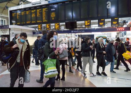 Londres, Royaume-Uni, 2 janvier 2022 : les passagers arrivant à la gare Victoria sont parmi les chanceux qui n'ont pas fait annuler leurs trains en raison de pénuries de personnel causées par la propagation rapide de la variante omicron du coronavirus.Anna Watson/Alay Live News Banque D'Images