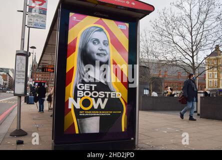 Londres, Royaume-Uni.02nd janvier 2022.Une publicité gouvernementale exhorte les gens à recevoir des injections de rappel du vaccin COVID-19 à l'arrêt d'autobus de King's Cross, alors que la variante Omicron du coronavirus se propage à travers le monde.Crédit : SOPA Images Limited/Alamy Live News Banque D'Images