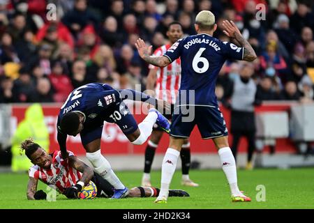 Londres, Royaume-Uni.02nd janvier 2022.Ivan Toney #17 de Brentford lutte avec Kortney Hause #30 d'Aston Villa à Londres, Royaume-Uni le 1/2/2022.(Photo par Ashley Crowden/News Images/Sipa USA) crédit: SIPA USA/Alay Live News Banque D'Images