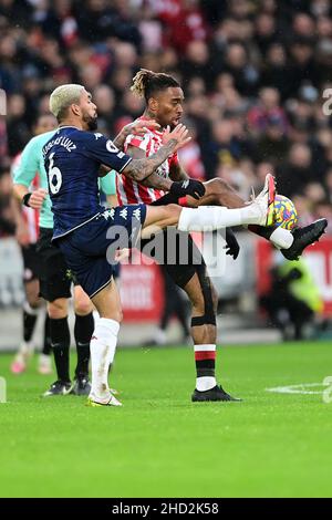 Londres, Royaume-Uni.02nd janvier 2022.Douglas Luiz #6 d'Aston Villa bataille avec Ivan Toney #17 de Brentford à Londres, Royaume-Uni le 1/2/2022.(Photo par Ashley Crowden/News Images/Sipa USA) crédit: SIPA USA/Alay Live News Banque D'Images