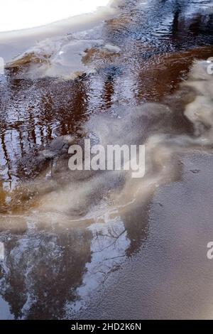 La rivière Lacupite a été partiellement recouverte de glace à proximité Banque D'Images