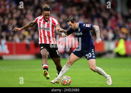 Londres, Royaume-Uni.02nd janvier 2022.Ivan Toney #17 de Brentford lutte avec Danny ings #20 d'Aston Villa à Londres, Royaume-Uni le 1/2/2022.(Photo par Ashley Crowden/News Images/Sipa USA) crédit: SIPA USA/Alay Live News Banque D'Images