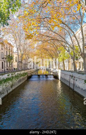 Nîmes en France, anciennes façades du centre historique, avec un canal quai de la Fontaine Banque D'Images