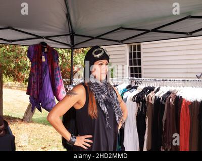 Steampunk Fashion - femme vendeur de vêtements Steampunk habillés en costume d'aviateur Banque D'Images