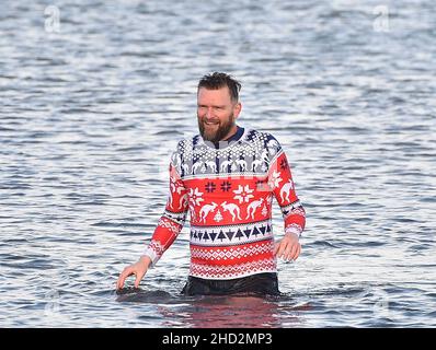 Les nageurs ont pris l'eau à Portobello, près d'Édimbourg, pour la nage traditionnelle du nouvel an, malgré l'annulation officielle de « Loony Dooks » cette année.(c) Dave Johnston Banque D'Images