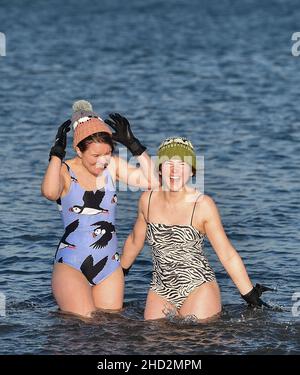 Les nageurs ont pris l'eau à Portobello, près d'Édimbourg, pour la nage traditionnelle du nouvel an, malgré l'annulation officielle de « Loony Dooks » cette année.(c) Dave Johnston Banque D'Images