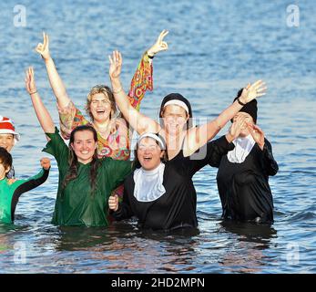 Les nageurs ont pris l'eau à Portobello, près d'Édimbourg, pour la nage traditionnelle du nouvel an, malgré l'annulation officielle de « Loony Dooks » cette année.(c) Dave Johnston Banque D'Images