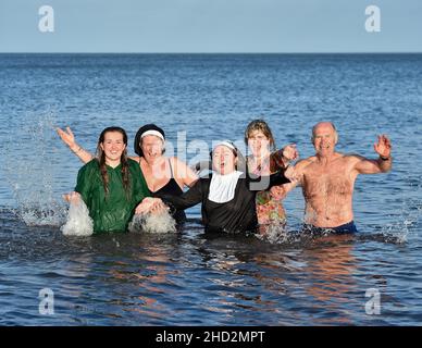 Les nageurs ont pris l'eau à Portobello, près d'Édimbourg, pour la nage traditionnelle du nouvel an, malgré l'annulation officielle de « Loony Dooks » cette année.(c) Dave Johnston Banque D'Images