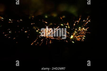 Feux d'artifice dans le ciel de la nuit célébration du nouvel an Banque D'Images