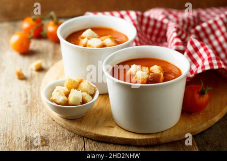 Réchauffer la soupe aux tomates avec des croûtons Banque D'Images