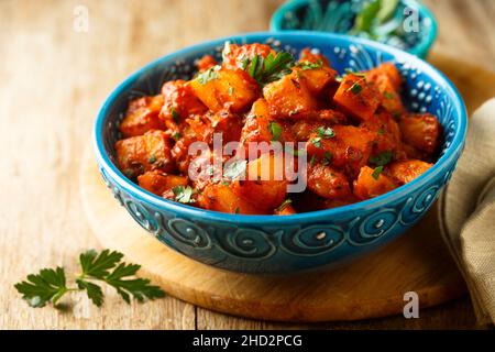 Curry de pommes de terre épicé aux légumes avec persil frais Banque D'Images