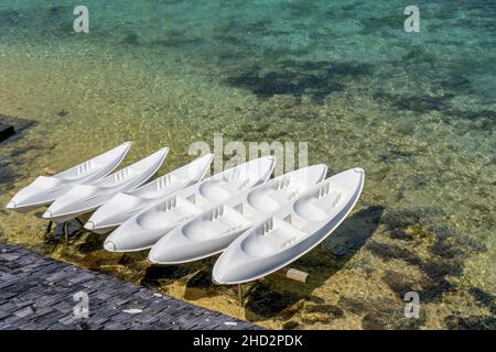 Bateaux de kayak blancs près de la mer, disponibles à la location pour les touristes sur l'île Maurice.Photo de haute qualité Banque D'Images