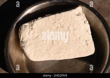 'Paneer', également connu sous le nom de 'ponir' ou fromage cottage indien, est un fromage frais acido-set commun dans le sous-continent indien (Bangladesh, Bhoutan, Inde, Maldives, Népal,Pakistan et Sri Lanka) à base de lait de vache ou de buffle.Tehatta, Bengale occidental ; Inde. Banque D'Images