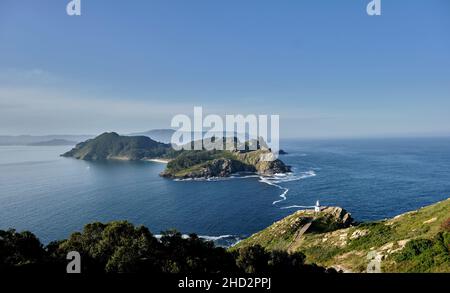Belle vue avec le phare de Da Porta et l'île de San Martiño à Islas Cies, les îles de l'Atlantique du parc national de Galice, Pontevedra, Espagne Banque D'Images