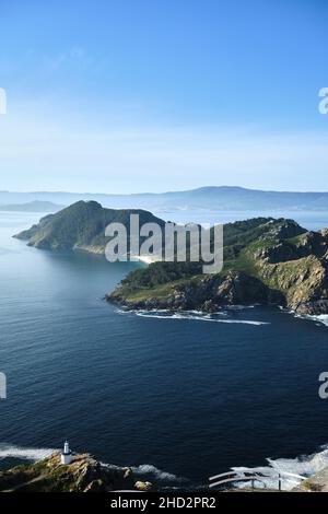 Belle vue avec le phare de Da Porta et l'île de San Martiño à Islas Cies, les îles de l'Atlantique du parc national de Galice, Pontevedra, Espagne Banque D'Images