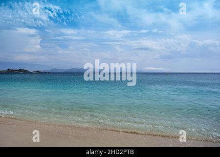 Plage de Rodas dans la réserve naturelle des Îles Cies, sable blanc et eau turquoise claire. Parc national des îles de l'Atlantique de Galice, Espagne. Banque D'Images