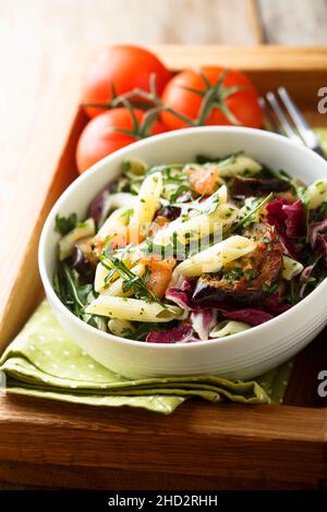 Salade de pâtes avec légumes grillés Banque D'Images