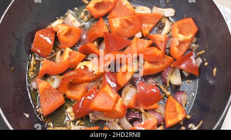 Cuisson des légumes au wok.Attache.Chef friture de l'oignon blanc haché.Hachée dans une poêle.Cuisson à la vapeur à partir de la poêle avec l'oignon.Légumes Banque D'Images