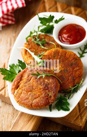 Hamburgers végétaliens faits maison avec sauce tomate Banque D'Images