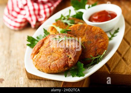 Hamburgers végétaliens faits maison avec sauce tomate Banque D'Images