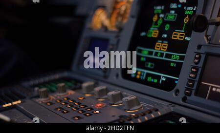 Élément de commande de pilote automatique d'un avion de ligne.Panneau de commutateurs sur un pont de vol d'avion.Leviers de poussée d'un avion de ligne à double moteur.Le pilote commande le A. Banque D'Images